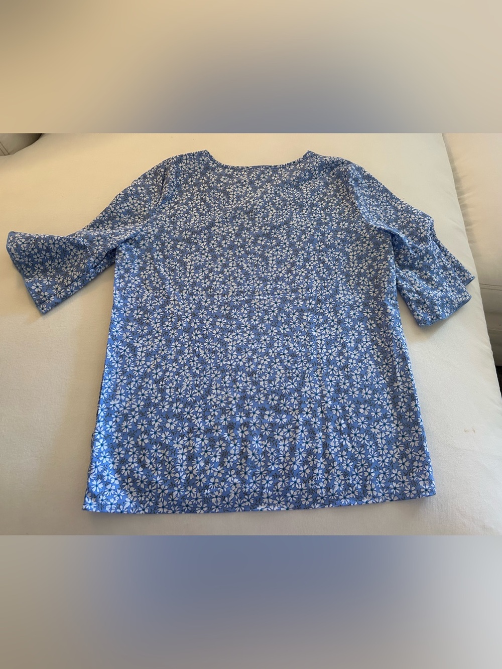 HUGE BUNDLE SALE! Blue Floral V-Neck Women's Top MEDIUM - Picture 6 of 6